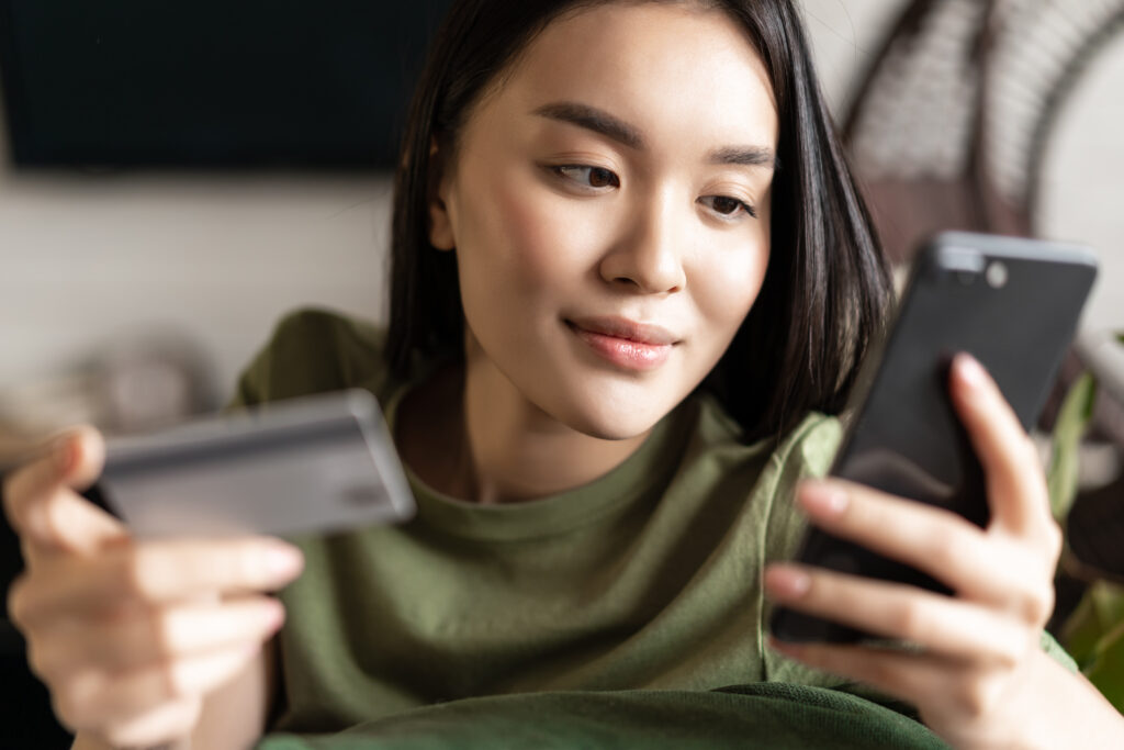 정부24 전자문서지갑 발급 및 모바일 활용법 총정리 1 young asian woman buying from online shop using mobile phone credit card shopping from home